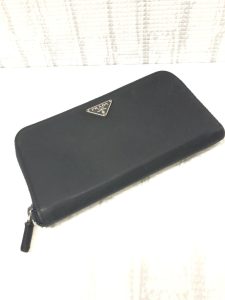 PRADA サフィアーノ ラウンドジップウォレット