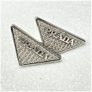 PRADA トライアングルロゴ ピアス