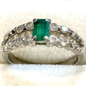 Pt900 エメラルド メレダイヤ リング