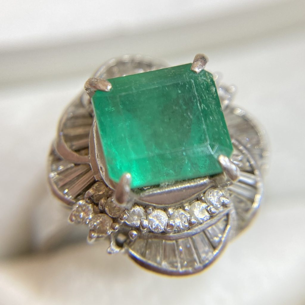 Pt900 エメラルド、メレダイヤモンド リング 2.8ct、0.78ctの買取実績 