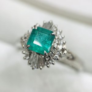 Pt900(プラチナ900) リング エメラルド