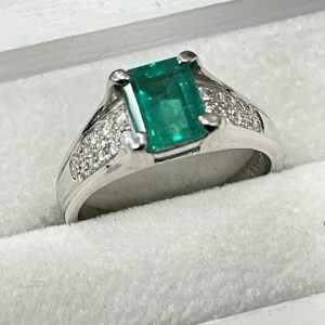 Pt900 リング　エメラルド1.61ct　メレダイヤ0.16ct　ジュエリー