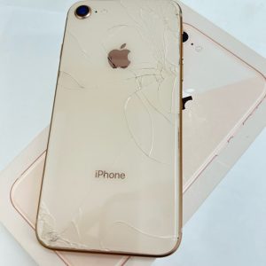 iPhone 8 64GB 背面割れ