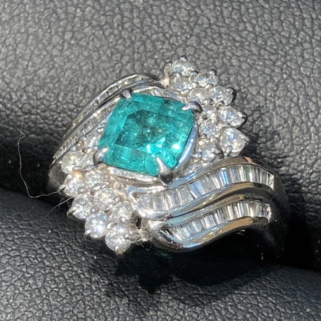 Pt900 エメラルド1.28ct メレダイヤ1ct リングの買取実績 | 買取専門店 