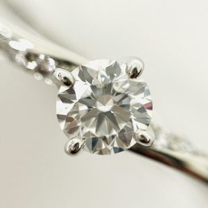 Pt950 ダイヤ0.24ct＆メレダイヤ0.04ct付きリング