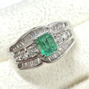 Pt900 エメラルド付き リング