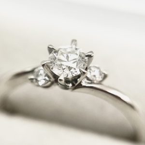 ダイヤモンド　0.28ct　0.09ct　リング