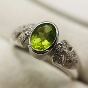 Pt900 ペリドット メレダイヤ リング