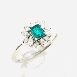 Pt900 エメラルド0.5ct メレダイヤ0.25ct付 リング