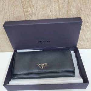 PRADA サイフ（破れあり） ブランド品
