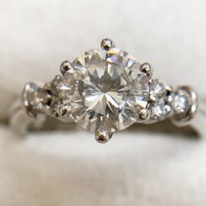 Pt900 ダイヤモンド1.02ct(中央) プラチナリング