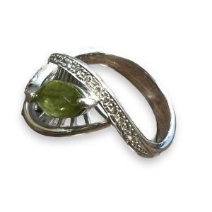 Pt900　ペリドット・メレダイヤ付きリング
