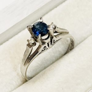 Pt900 サファイア＆メレダイヤモンド　リング