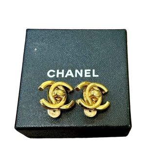 CHANEL ターンロックイヤリング