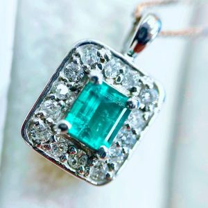 K18WG エメラルド メレダイヤ トップ