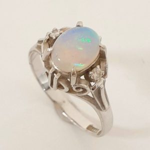 K14WG オパール1.3ct＆メレダイヤ0.4ct付きリング