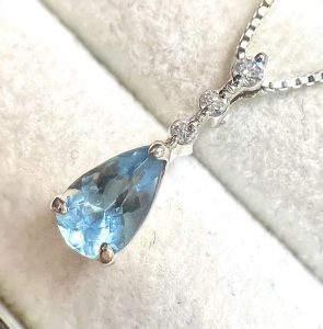 K18WGアクアマリン＆メレダイヤモンドネックレス