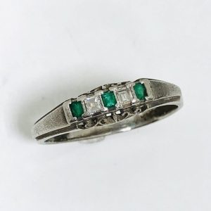 Pt900 エメラルド0.03ct＆メレダイヤ0.03ctリング