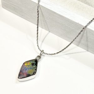 Pt900 ブラックオパール付きネックレス