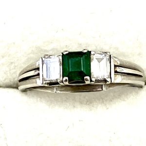 Pt900 エメラルド＆ダイヤモンド付きリング