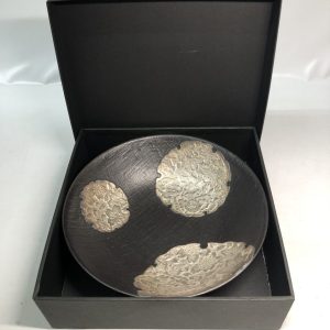 銀彩装飾の大皿