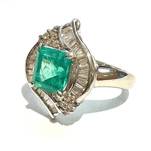 Pt900 エメラルド メレダイヤ付きリング