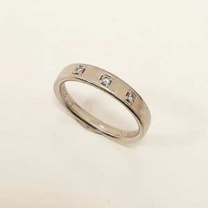 Pt1000 メレダイヤ0.06ct付きリング