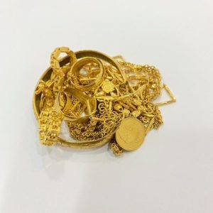 金のアクセサリー