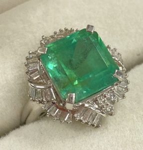 Pt900(プラチナ) エメラルド、メレダイヤ リング 7.48ct、0.9ct