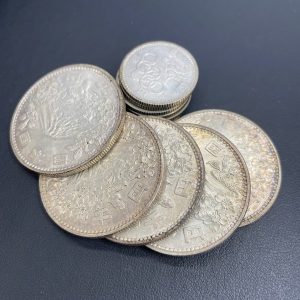100円銀貨 1,000円銀貨