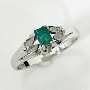 K18WG エメラルド0.3ct付きリング