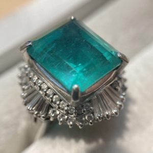 Pt900 エメラルド3.84ct メレ1.34ct リング