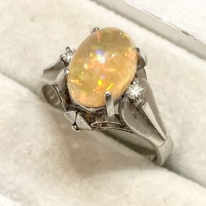 Pt900 プラチナ オパール＆メレダイヤモンド リング
