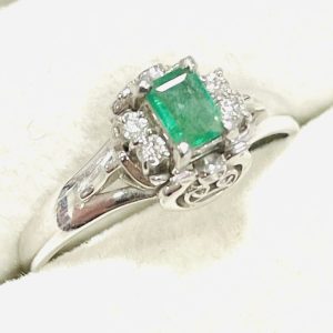Pt900 エメラルド0.20ct メレダイヤ0.06ct 付リング