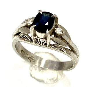 Pt900 サファイア＆メレダイヤ付きリング