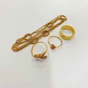金のアクセサリー