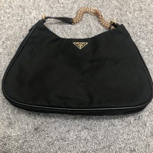 プラダ　レザートートバッグ