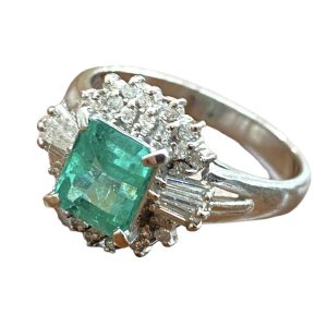 Pt900　リング　エメラルド メレダイヤ付き