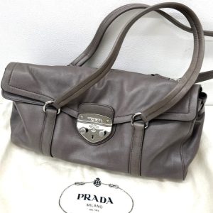 プラダのレザーバッグ