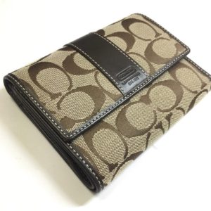 コーチ2つ折りシグネチャー財布