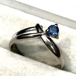 K18WG 18金ホワイトゴールド サファイア付き リング