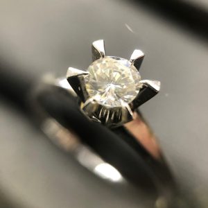 pt900ダイヤモンド付きリング