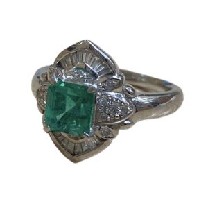 Pt900(プラチナ) エメラルド メレダイヤ リング