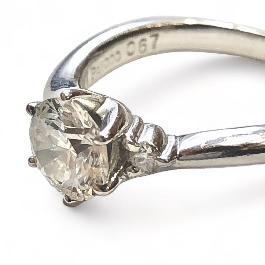 Pt1000 リング ダイヤモンド 0.67ct メレダイヤモンド 0.03ctの買取  