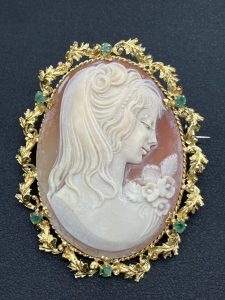 刻印なし K14 エメラルド0.5ct カメオブローチ