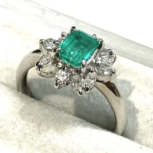 Pt900 エメラルド・メレダイヤモンド付き プラチナリング
