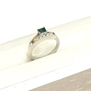 Pt900 エメラルド リング