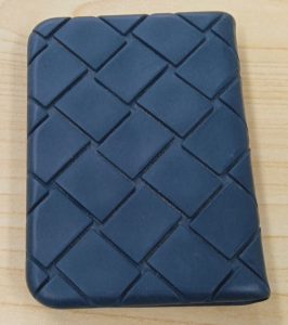 ボッテガ ヴェネタ エンボス カードケース ラバー ネイビー