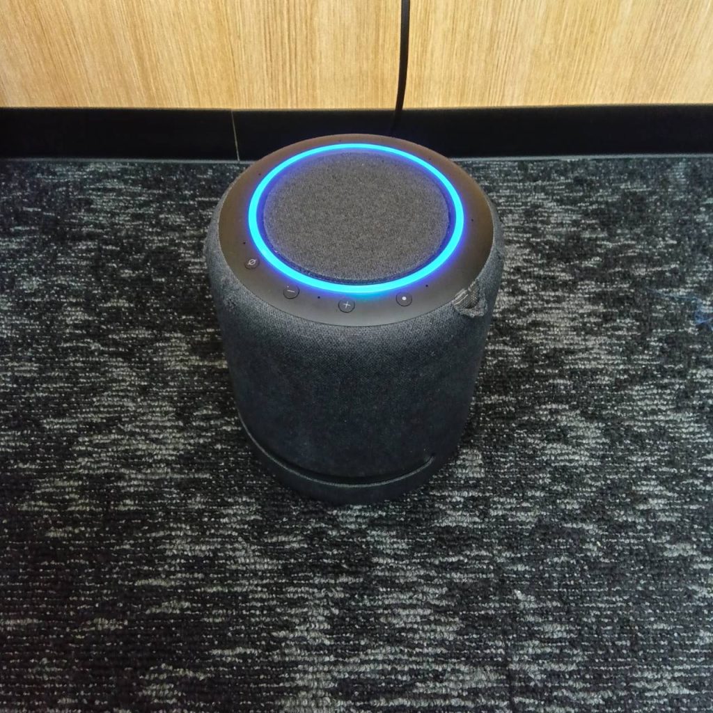 Amazon アマゾン Echo Studio エコースタジオ 02T2V3 カバー部分破れあり