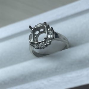 一部破損のプラチナリング(Pt850・石付き)を函館で買取|メレダイヤも評価対象です